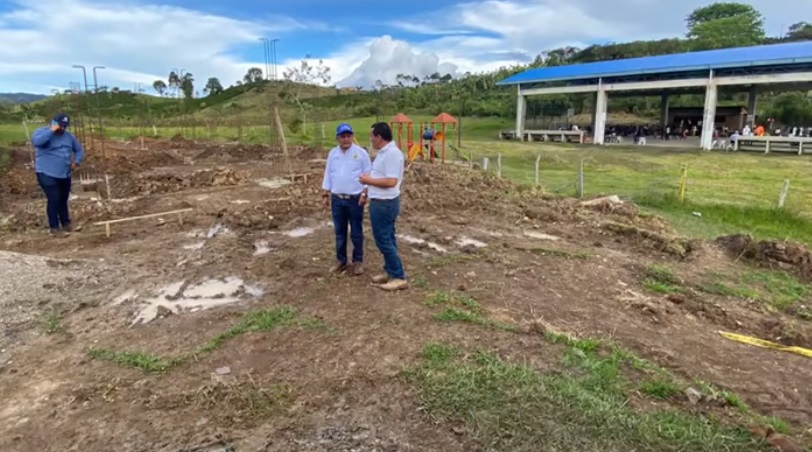 Inició construcción de aulas escolares en el centro poblado San Vicente La Plata 4