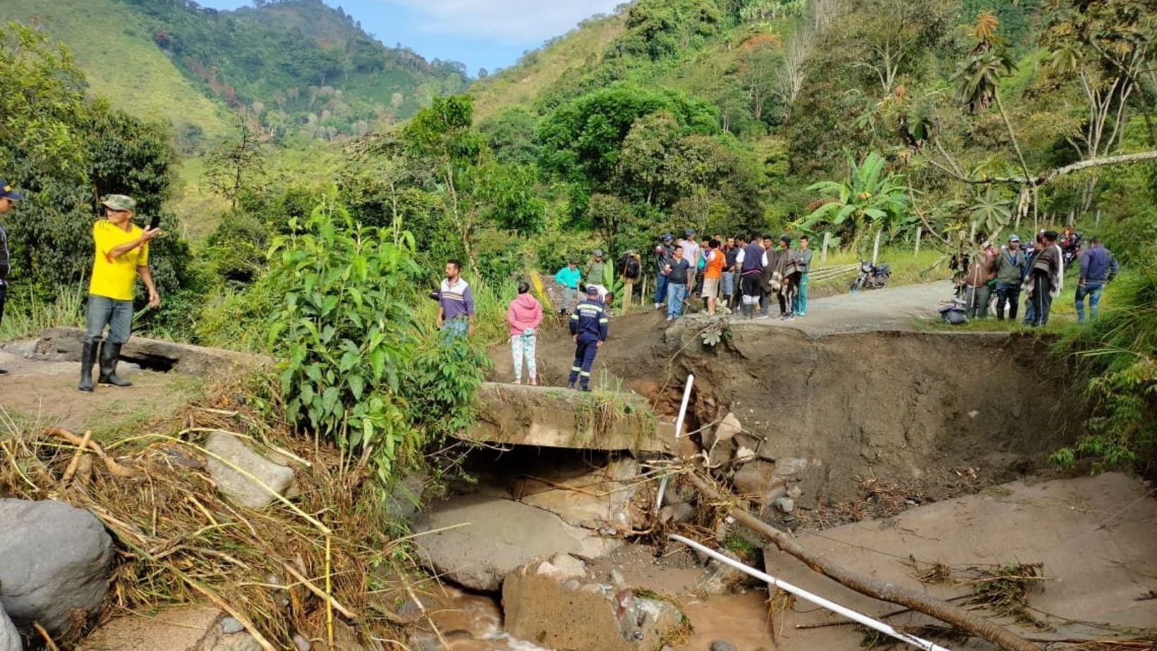 Creciente de quebrada en Saladoblanco ocasiona grandes daños en la zona rural 1