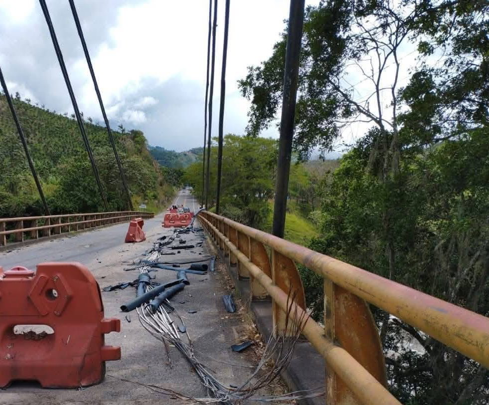 INVIAS ordenó cierre indefinido del puente El Avispero en Suaza 2