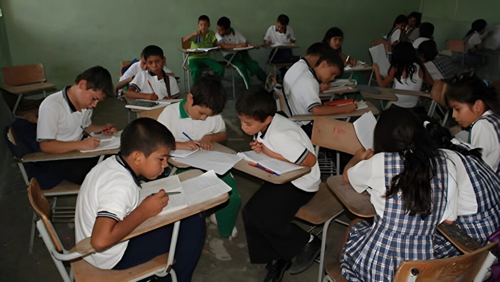 Estudiantes de La Plata retornan gradualmente a clases presenciales