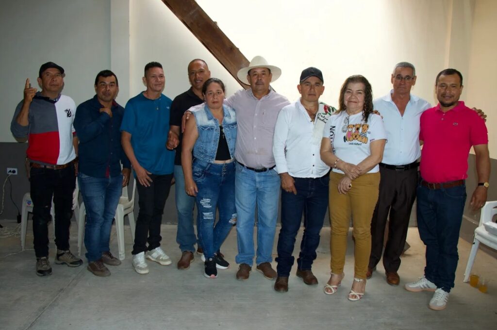Gerardo España Rojas recibe apoyo de lideres cafeteros surhuilenses 2